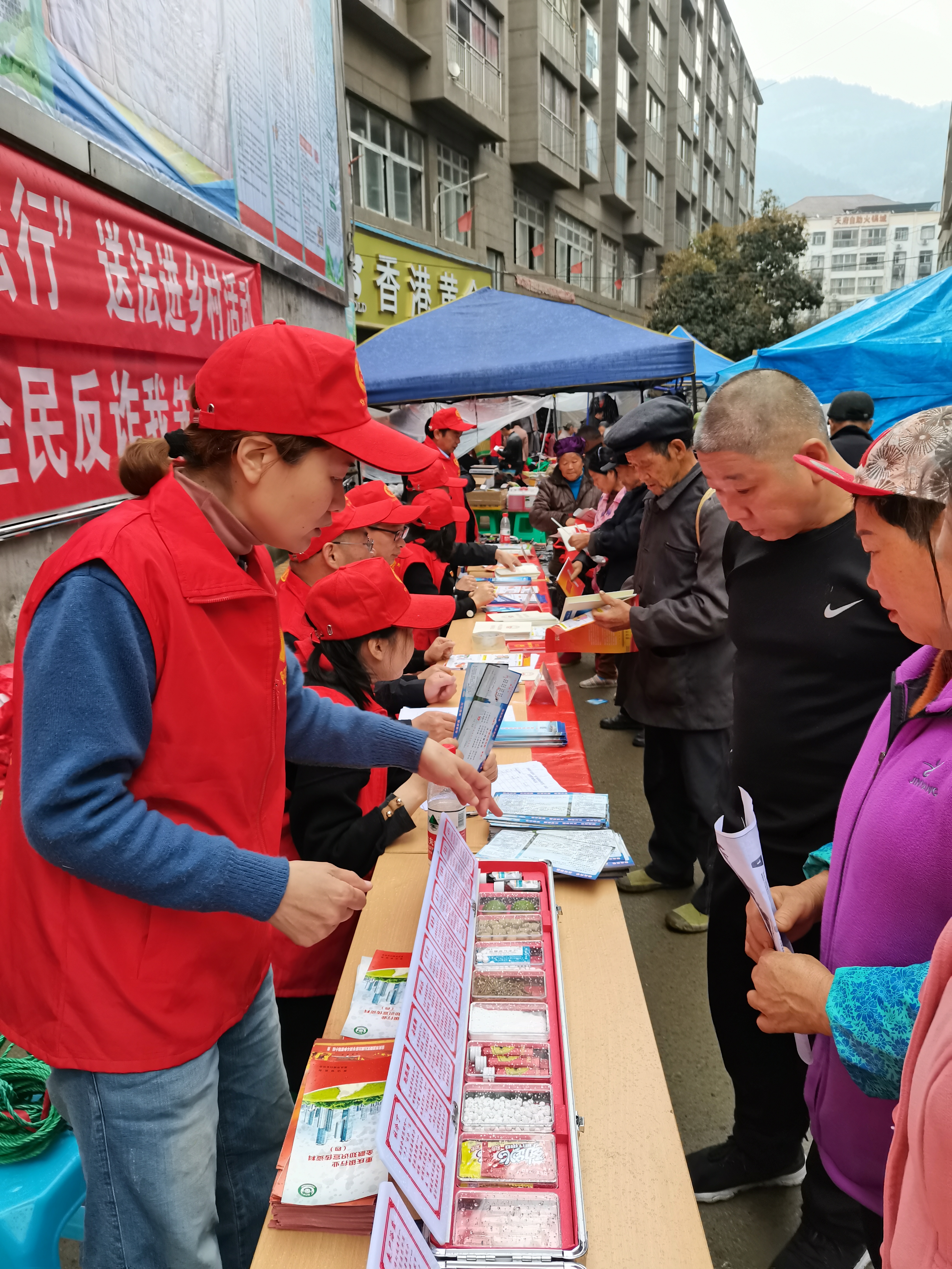 3.17涪陵:“服务大局普法行”普法宣传进场镇3.jpg