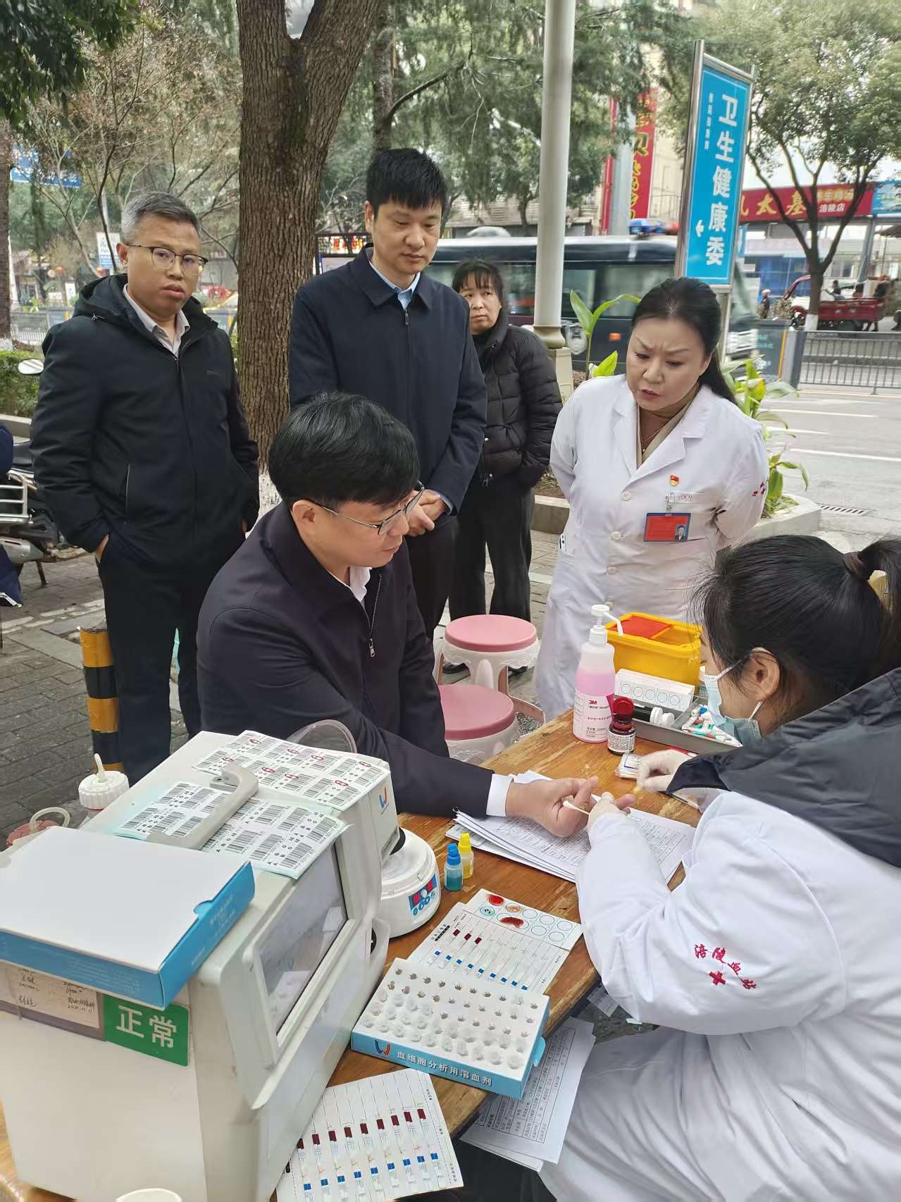 区卫生健康委党委书记、主任袁鸿剑带头参加无偿献血.jpg