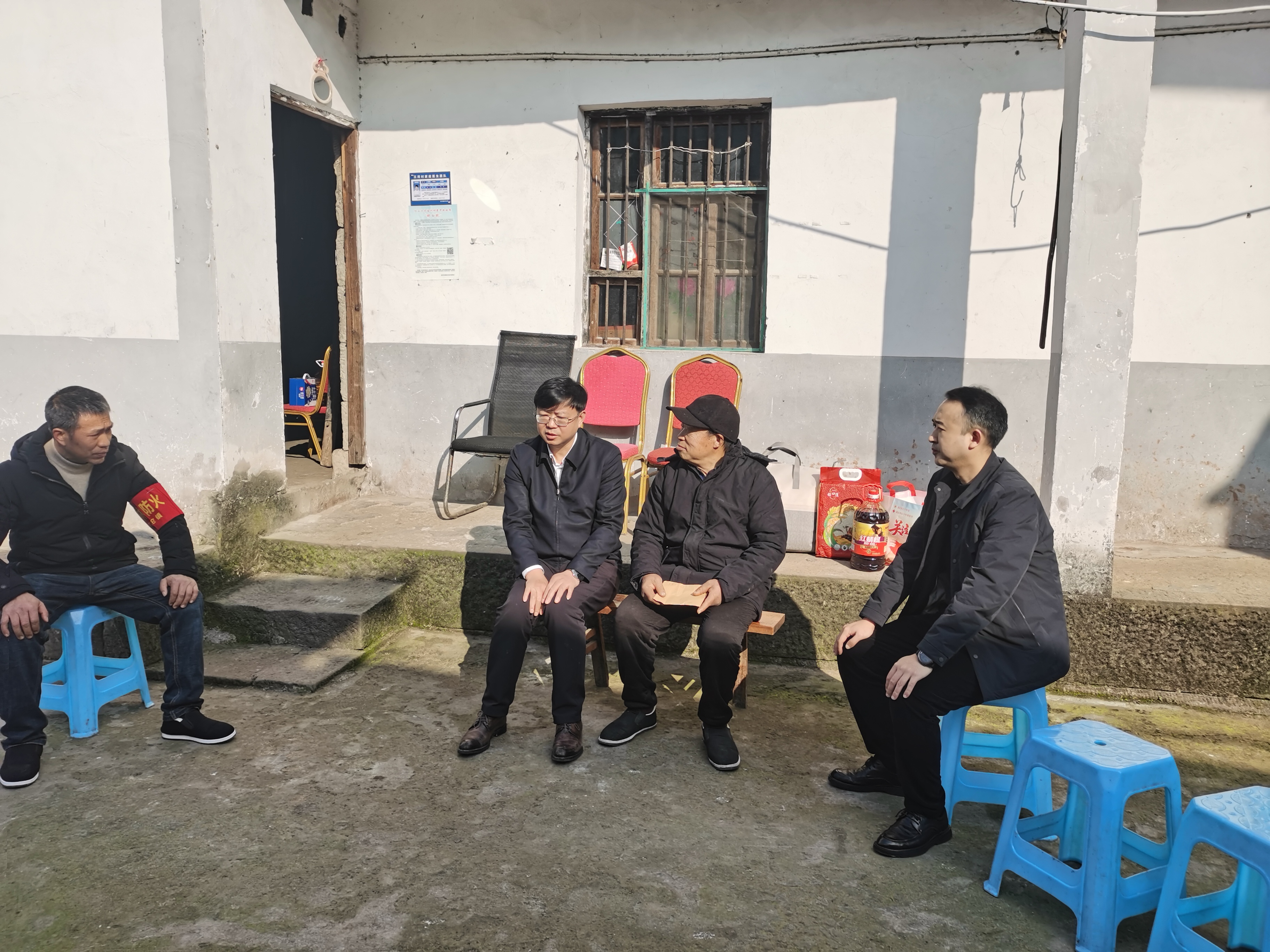 区卫生健康委党委书记、主任袁鸿剑赴石沱镇三窍村调研乡村振兴并走访慰问困难群众.jpg