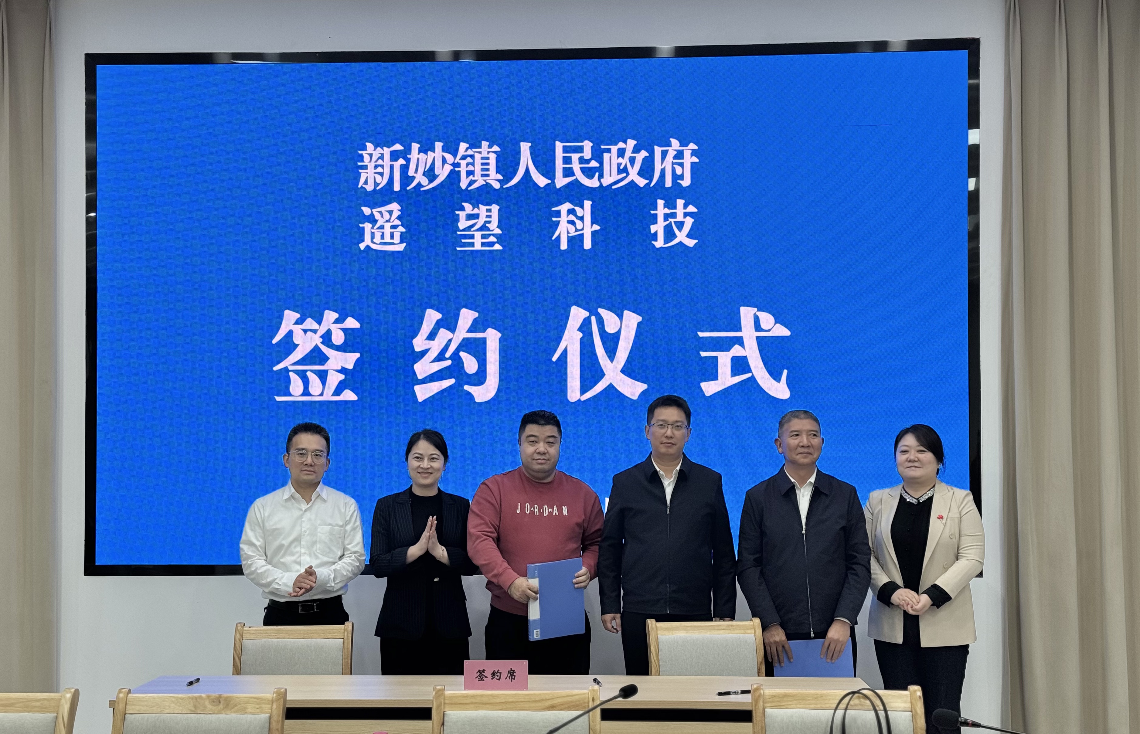 余杭区考察组走进新妙镇.jpg