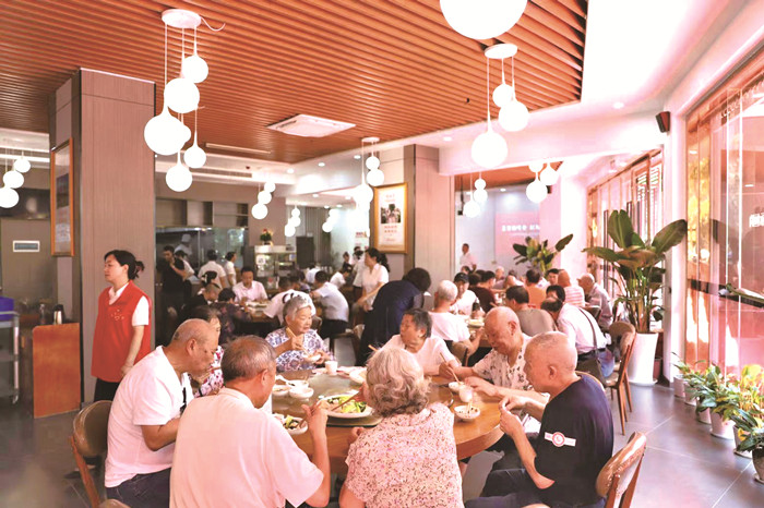 老人们正在“幸涪里”就餐 记者 刘波 摄.jpg