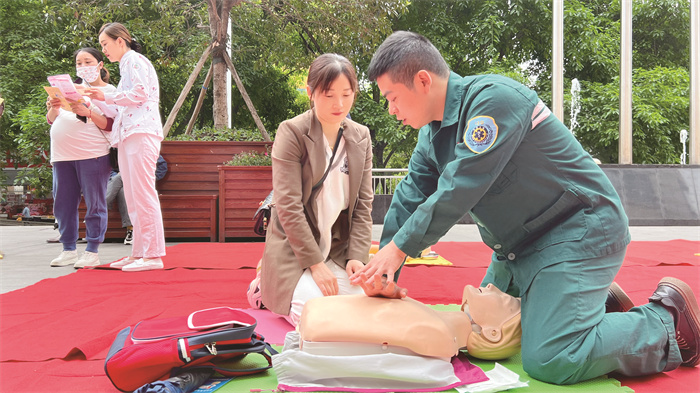 (2:建设文明城区)志愿者进社区   生(123210)-20230511090613.jpg