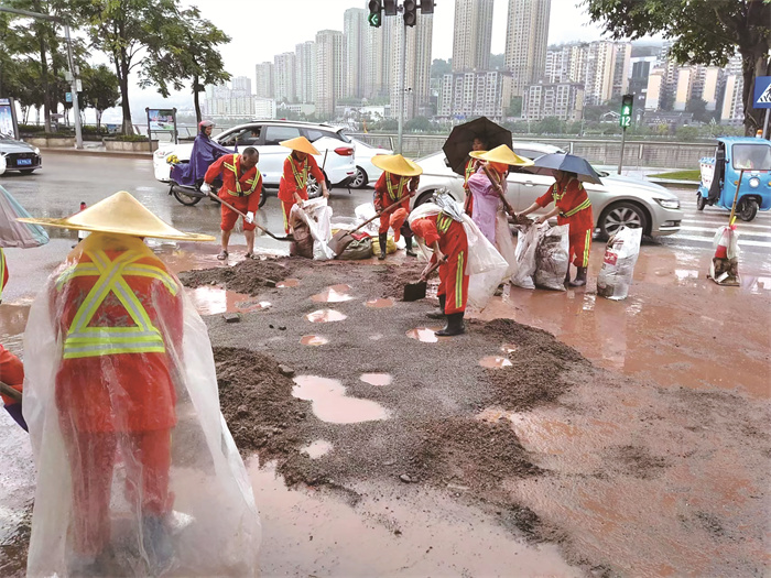 已编 环卫工雨后忙清淤(分离图)e793(206484)-20230626090825.jpg