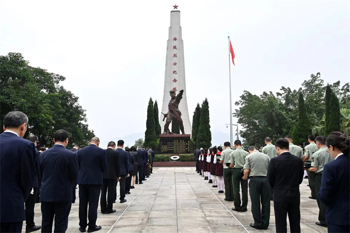 涪陵区隆重举行向烈士敬献花篮仪式现场.jpg