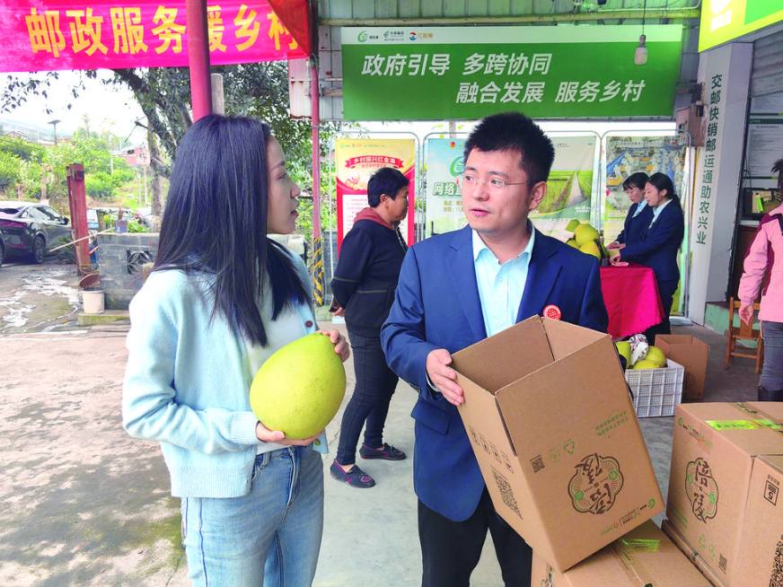 涪陵区政协和睦乡村委员工作室成员现场沟通了解助农销售情况.png