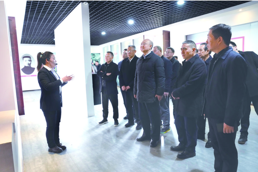 涪陵区委书记黎勇在首发仪式上宣布重庆涪陵龙头港多式联运集结中心中亚班列正式发车 记者 何乾健 摄.png