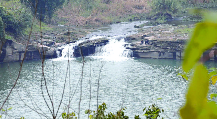 涞滩河下游的瀑布处有冒险的垂钓者 记者 温显杰 摄.png