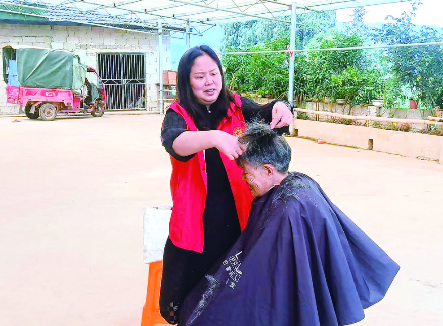 向仕花上门为老人理发.png