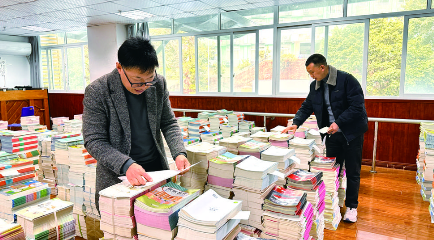 教师对教材、教辅进行整理.png