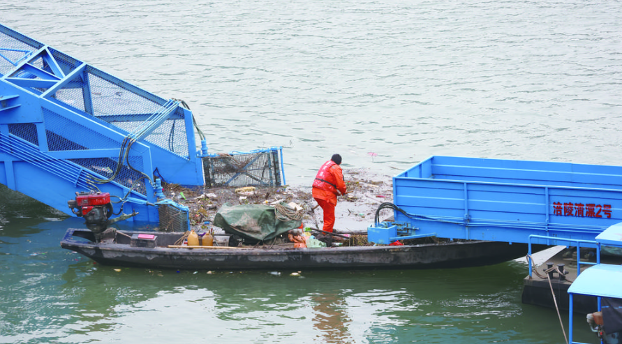 区船舶废弃物接收专用码头作业现场.jpg