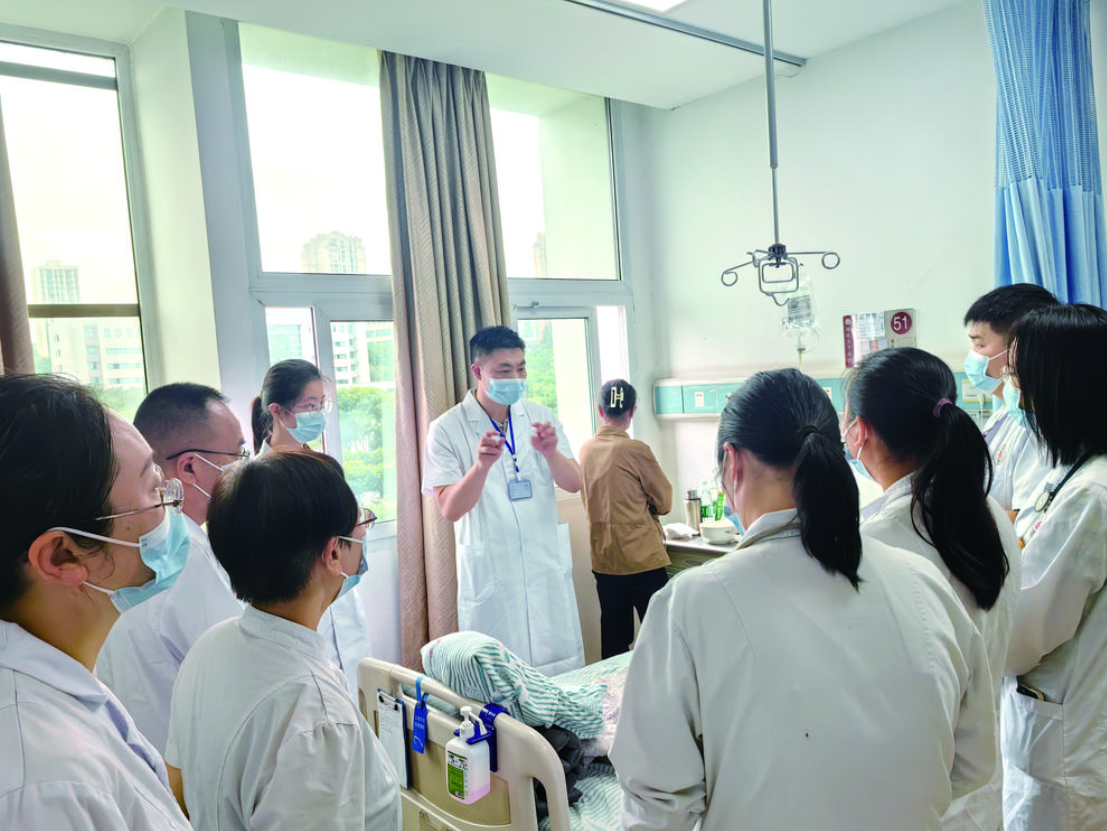 涪陵区中医院肿瘤科医护团队为患者诊疗涪陵区卫生健康委供图.png ""
