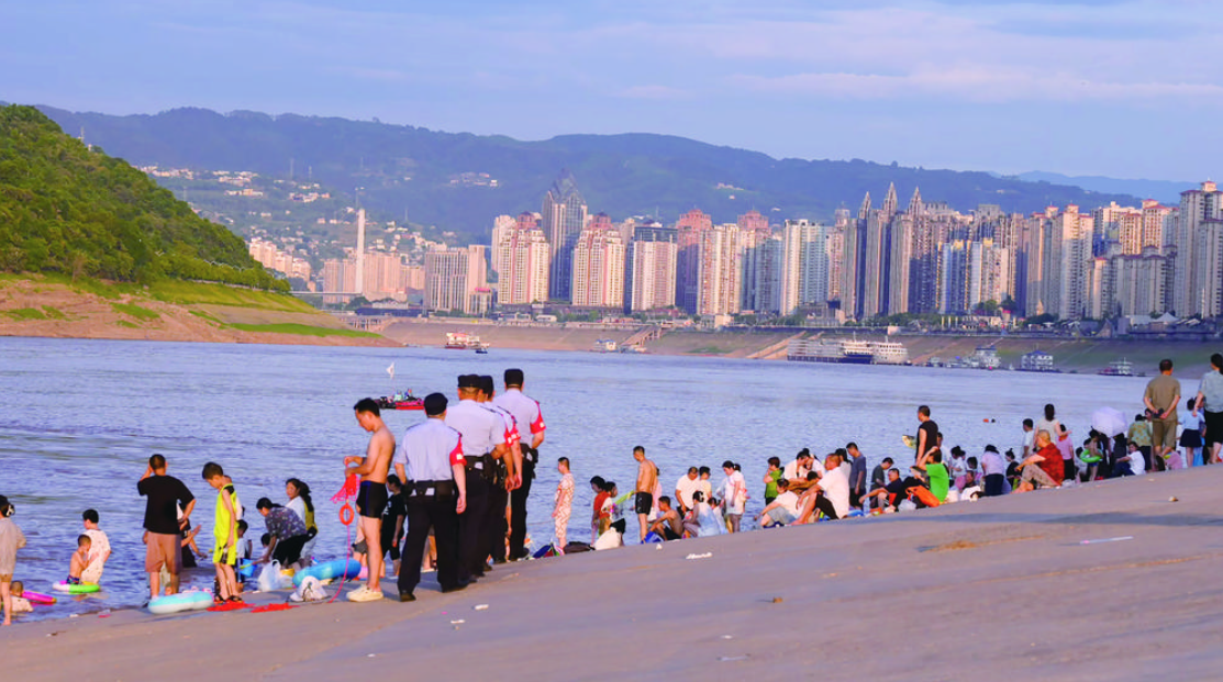执勤民警在核心区徒步巡查.png ""