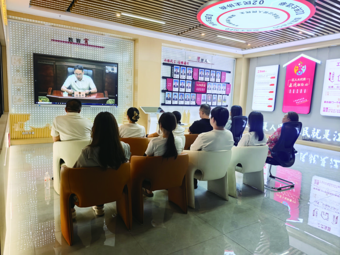 部分人大代表和群众代表在龙湾社区巴渝实践站旁听区人大常委会会议.png ""